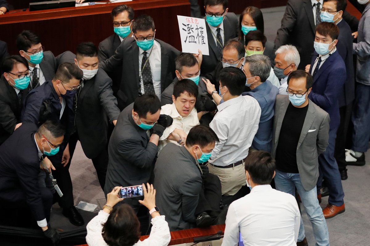 r Hong Kong Meclisi'nde arbede çıktı