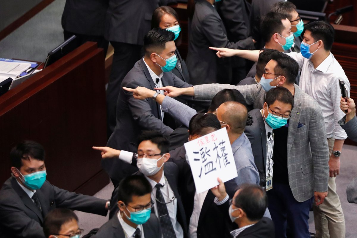 r Hong Kong Meclisi'nde arbede çıktı