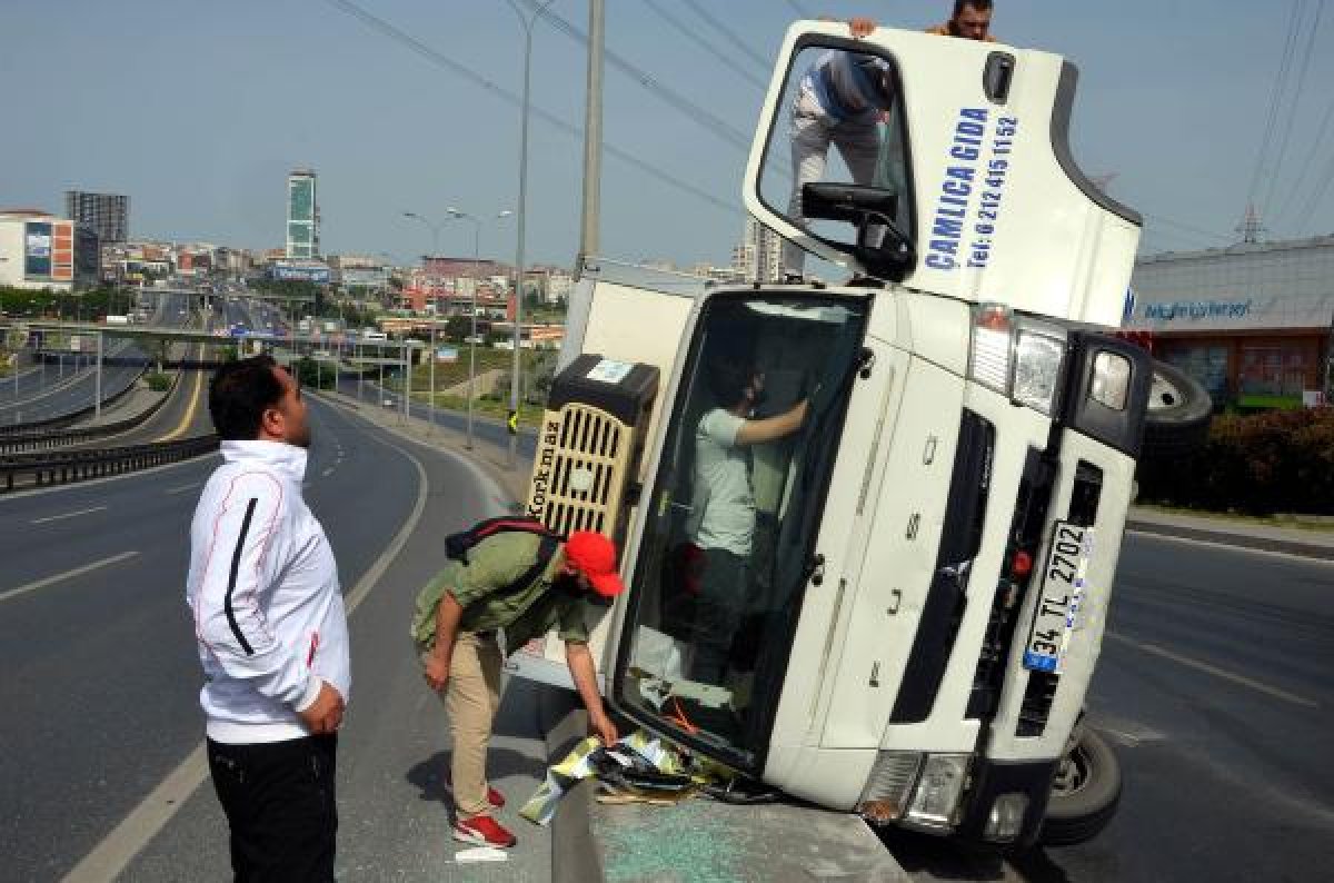 Beylikdüzü'nde kaza yapan kamyonet takla attı