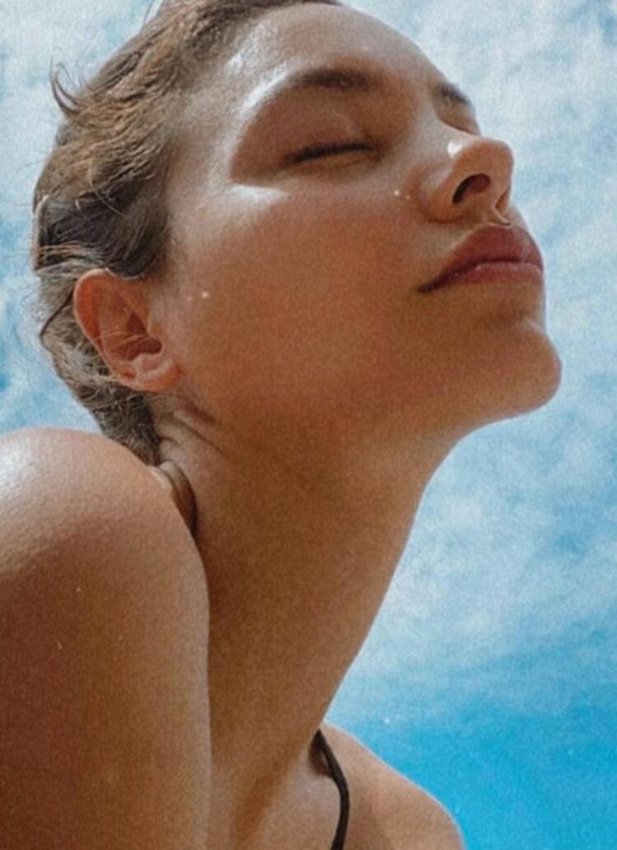 Hazal Filiz Küçükköse'den teras pozları