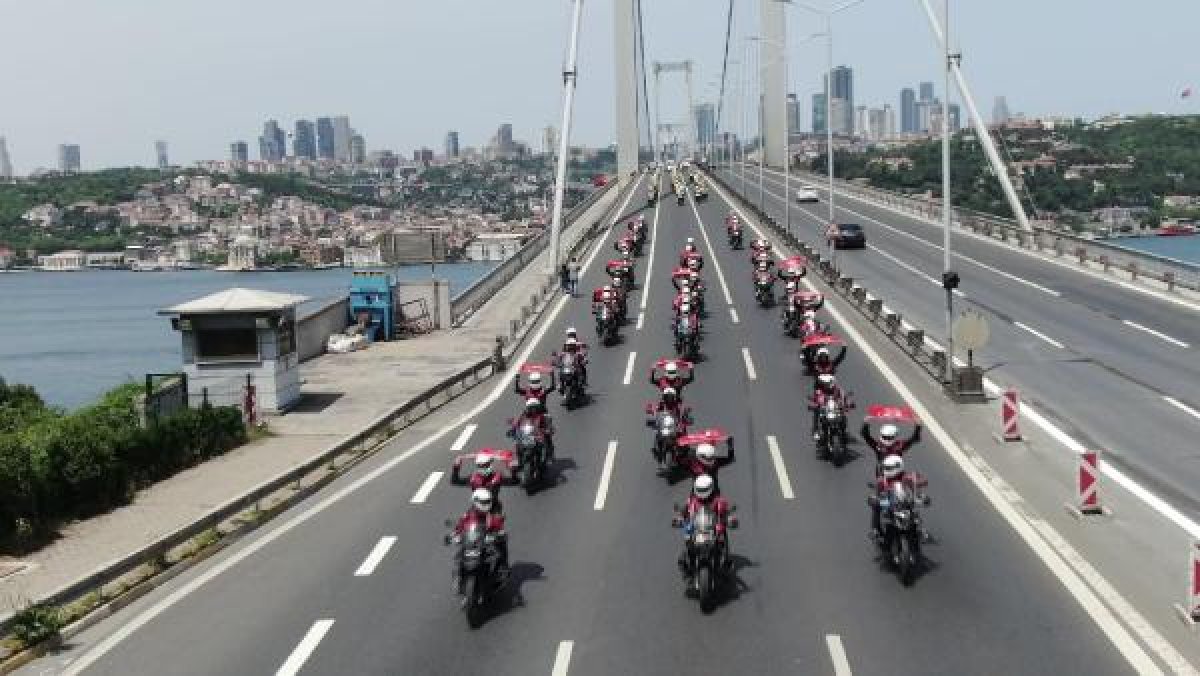 İstanbul polisinin 19 Mayıs korteji
