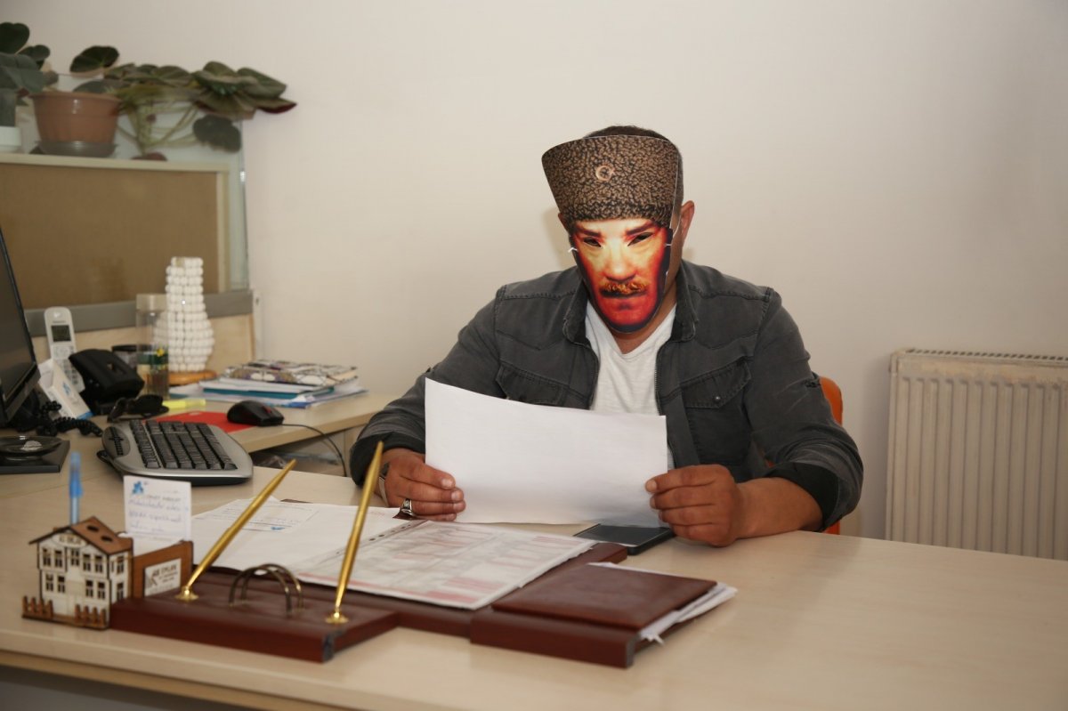 Belediye personelinden Atatürk maskeli kutlama