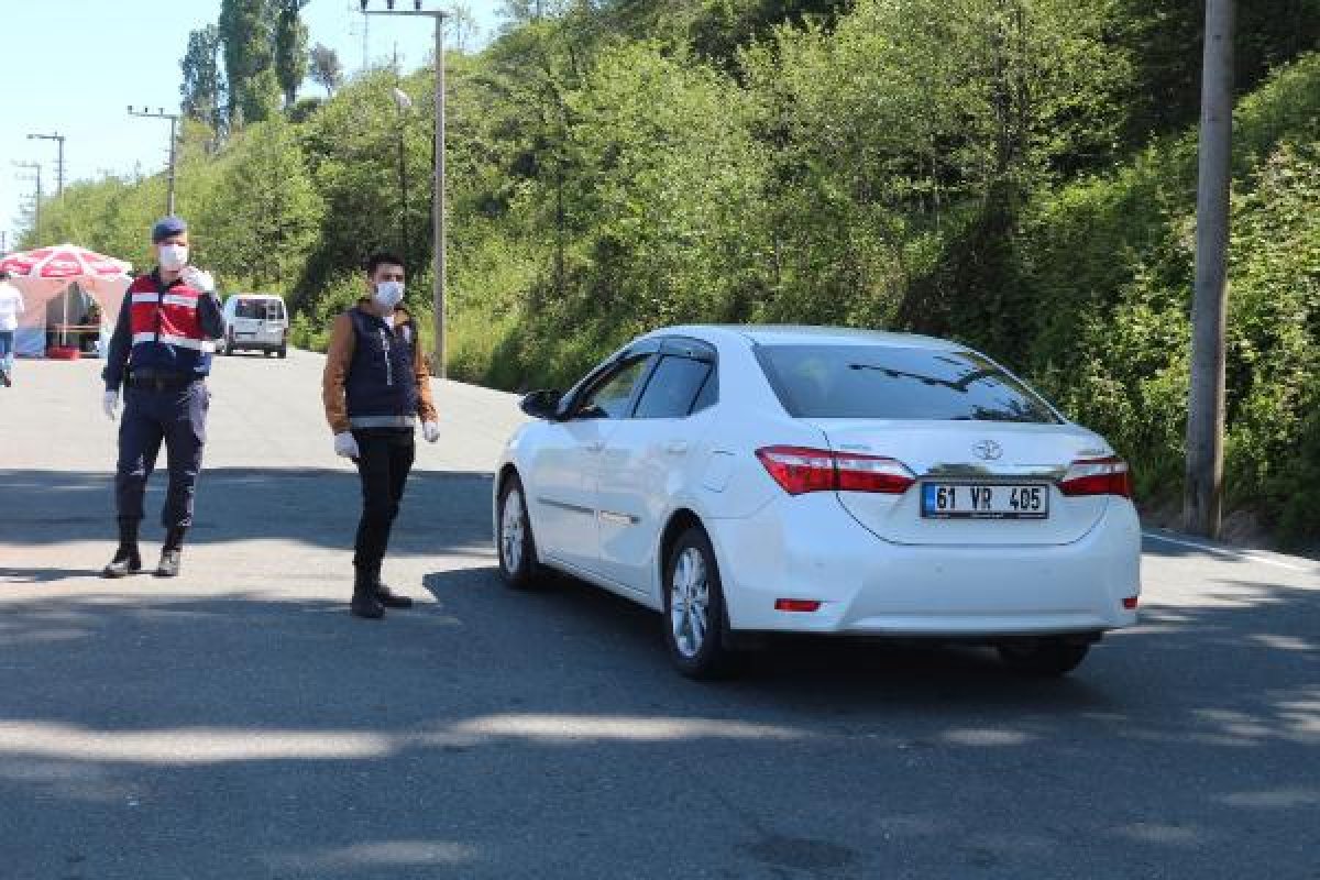 d Doğu Karadeniz'de üretici çay toplamaya başladı