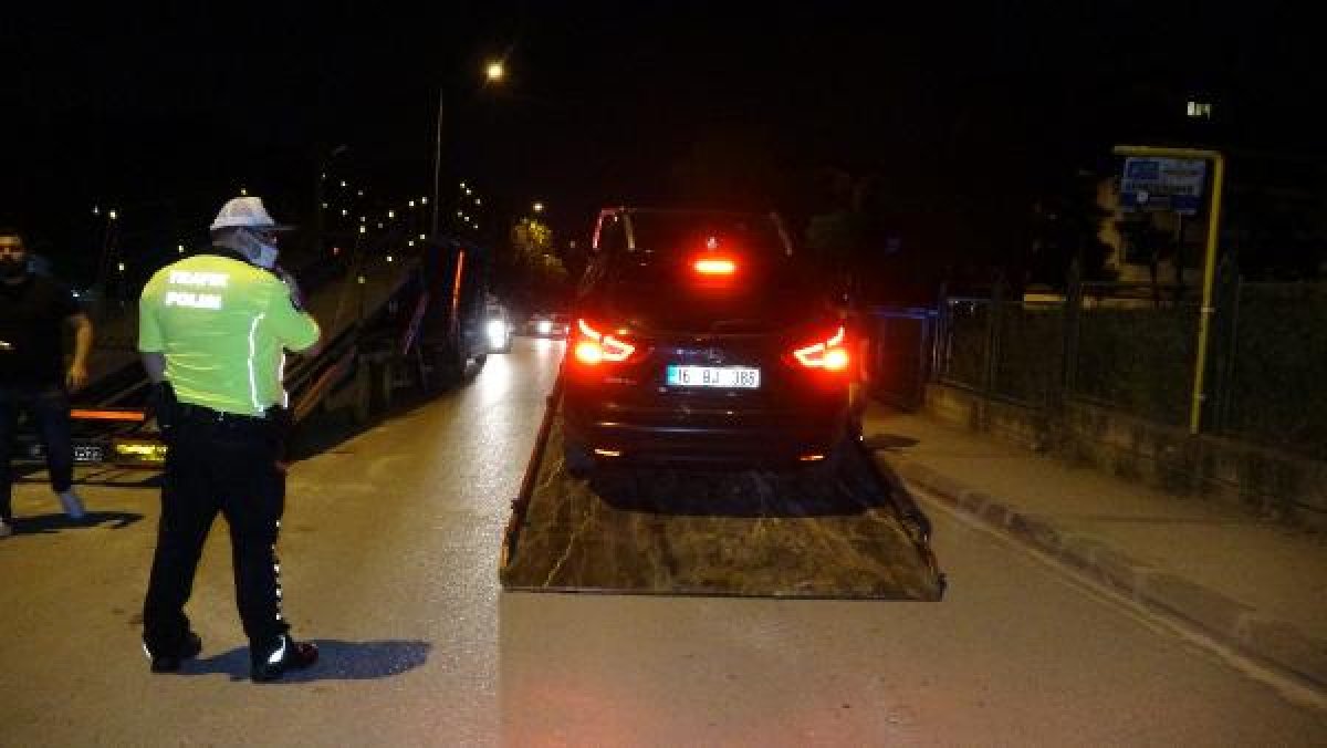 d Bursa'da kısıtlamada polisten kaçarken yakalandı