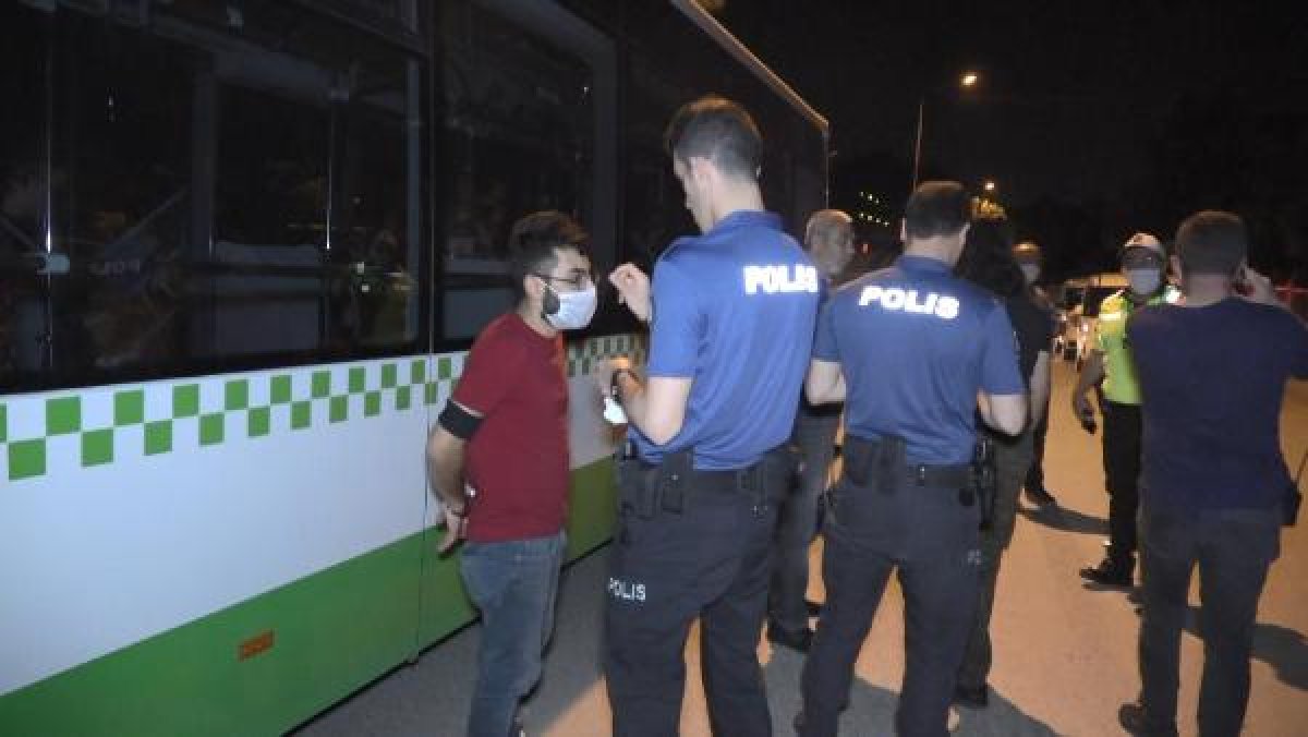 d Bursa'da kısıtlamada polisten kaçarken yakalandı