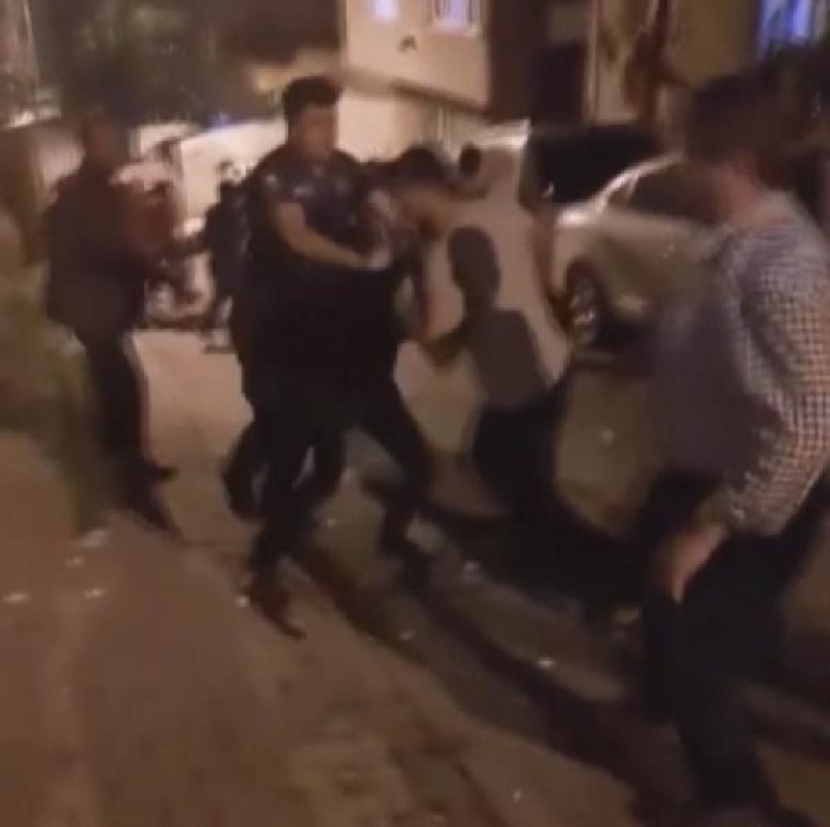 Sokak ortasındaki kavgada polis havaya ateş açtı