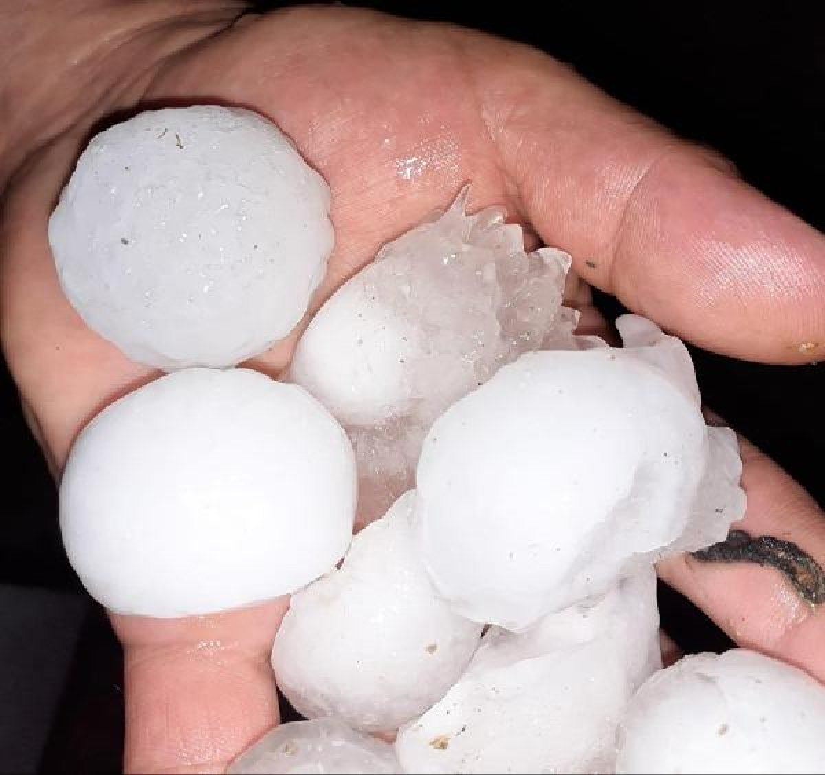 Mamuşa'ya beyzbol topu büyüklüğünde dolu yağdı