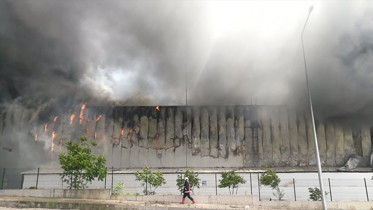 A Ankara'da, medikal malzeme fabrikasında yangın çıktı