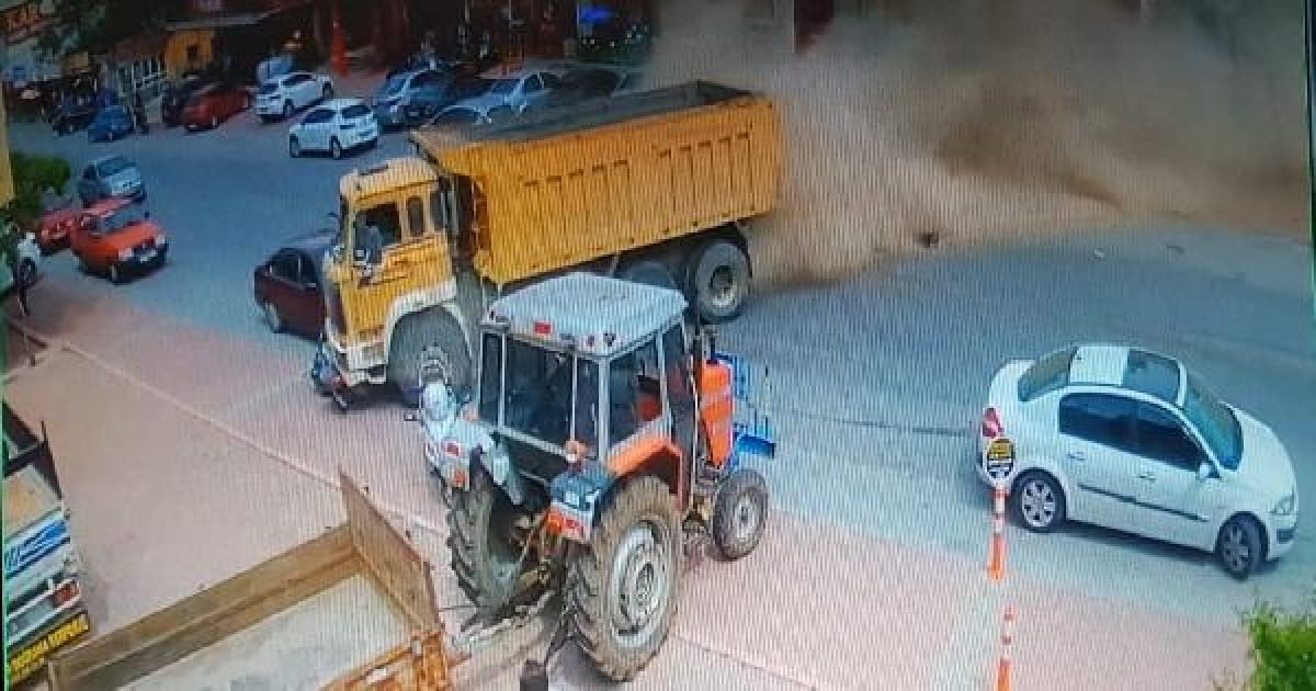 Kayseri'de freni boşalan kamyon araçlara çarptı