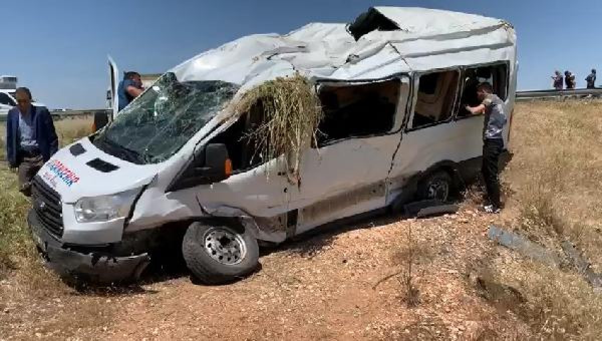 d Şanlıurfa'da minibüs devrildi: 13 yaralı