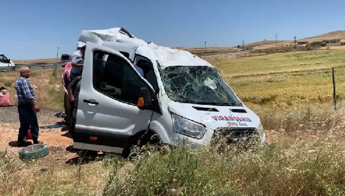 d Şanlıurfa'da minibüs devrildi: 13 yaralı
