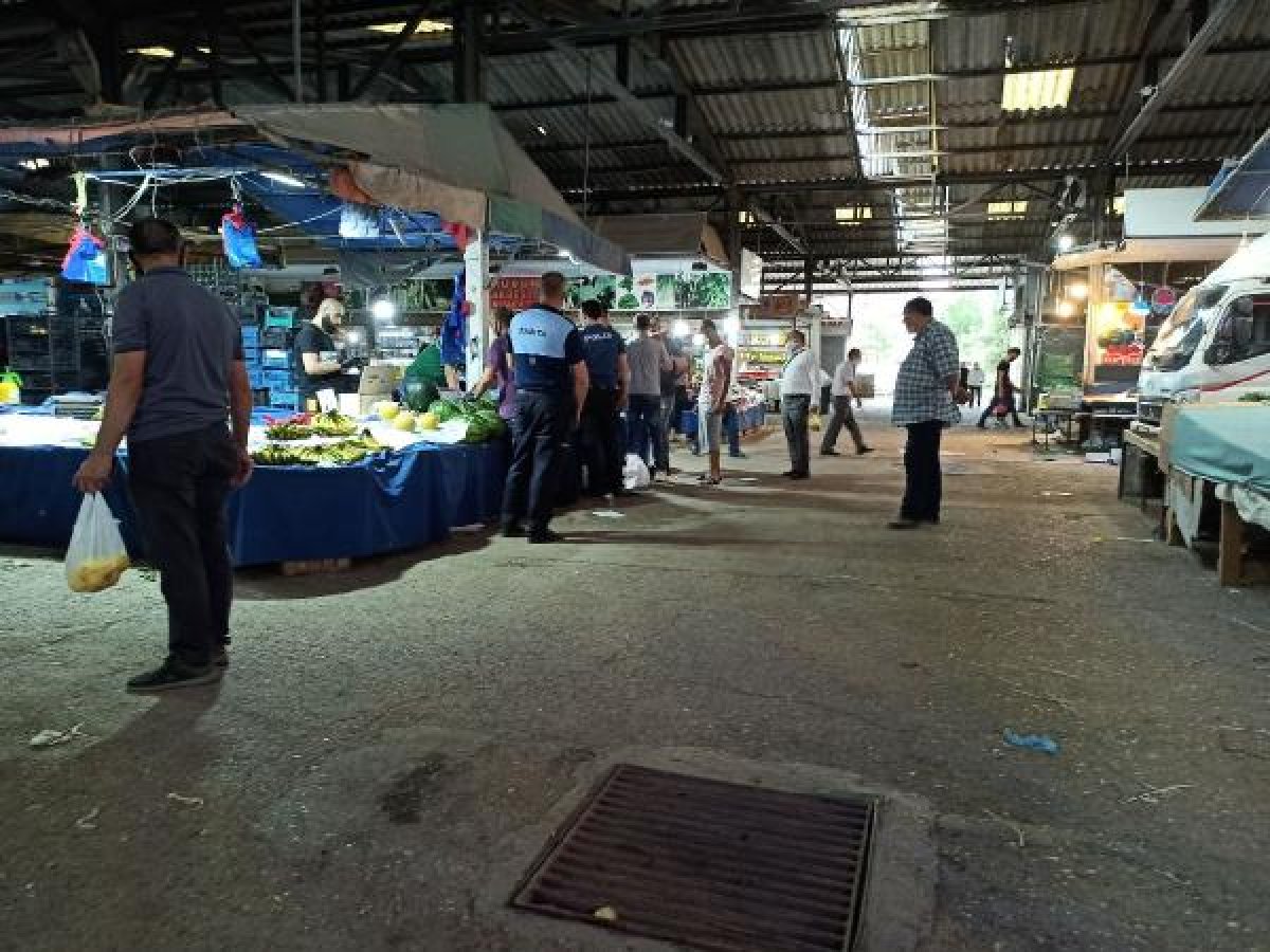 d Sakarya'da, karpuz almayan müşterisini bıçakla kovaladı