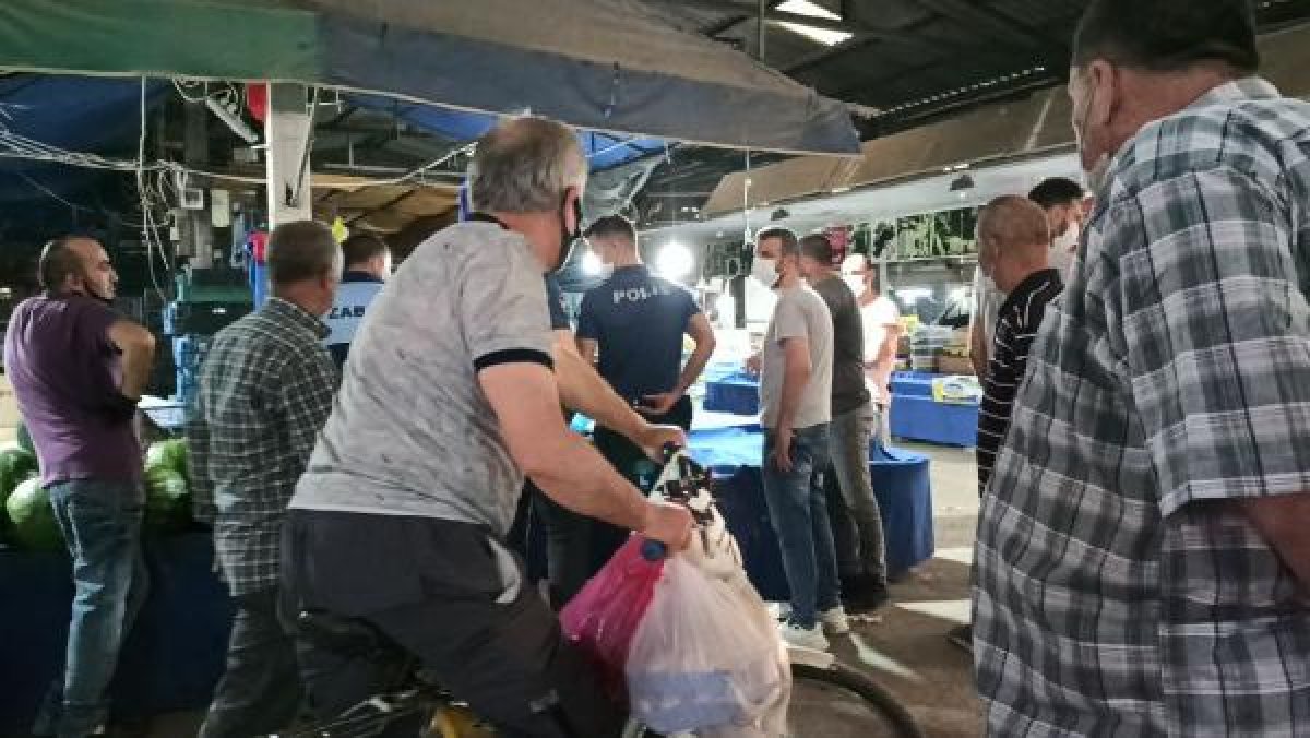 d Sakarya'da, karpuz almayan müşterisini bıçakla kovaladı