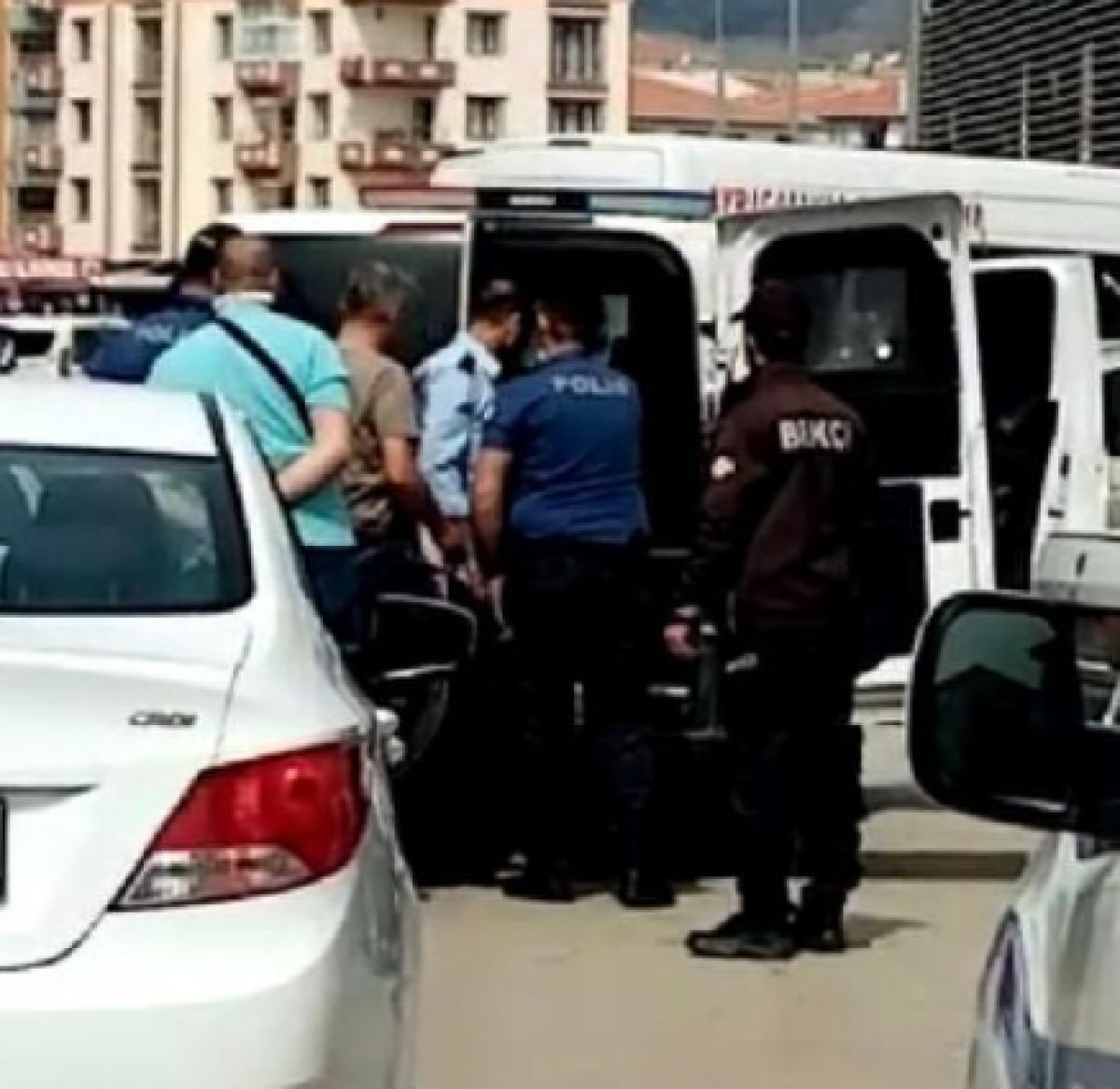 Ankara'da 10 yıllık eşini sokak ortasında öldürdü