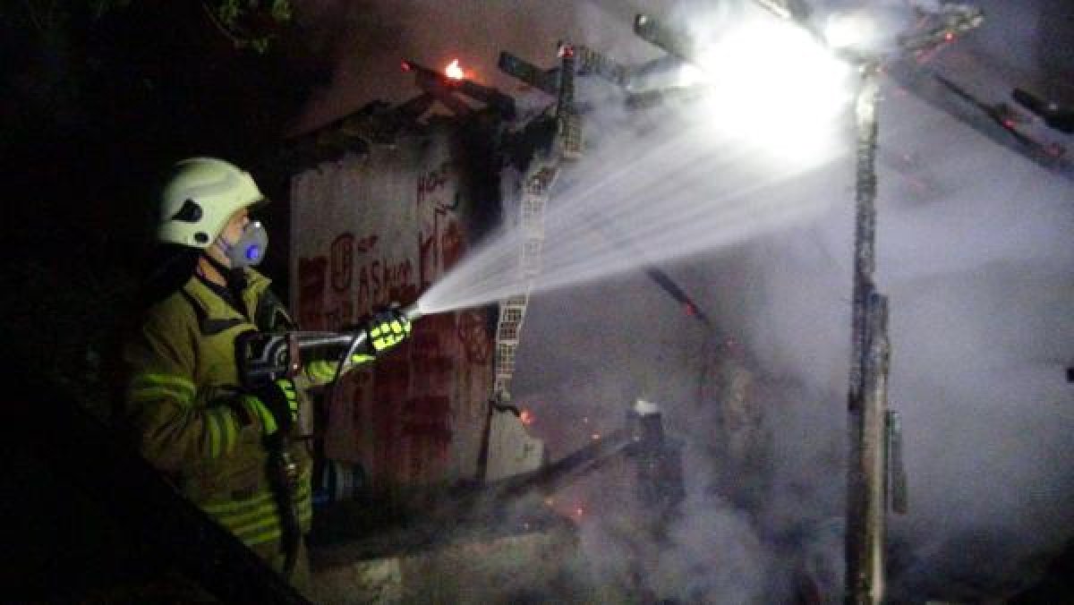 Silivri'de metruk baraka yandı