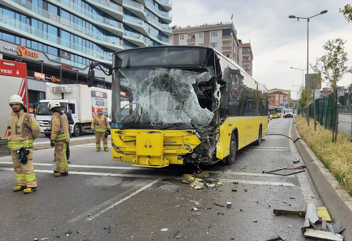 a Pendik'te İETT otobüsü kaza yaptı: 9 yaralı