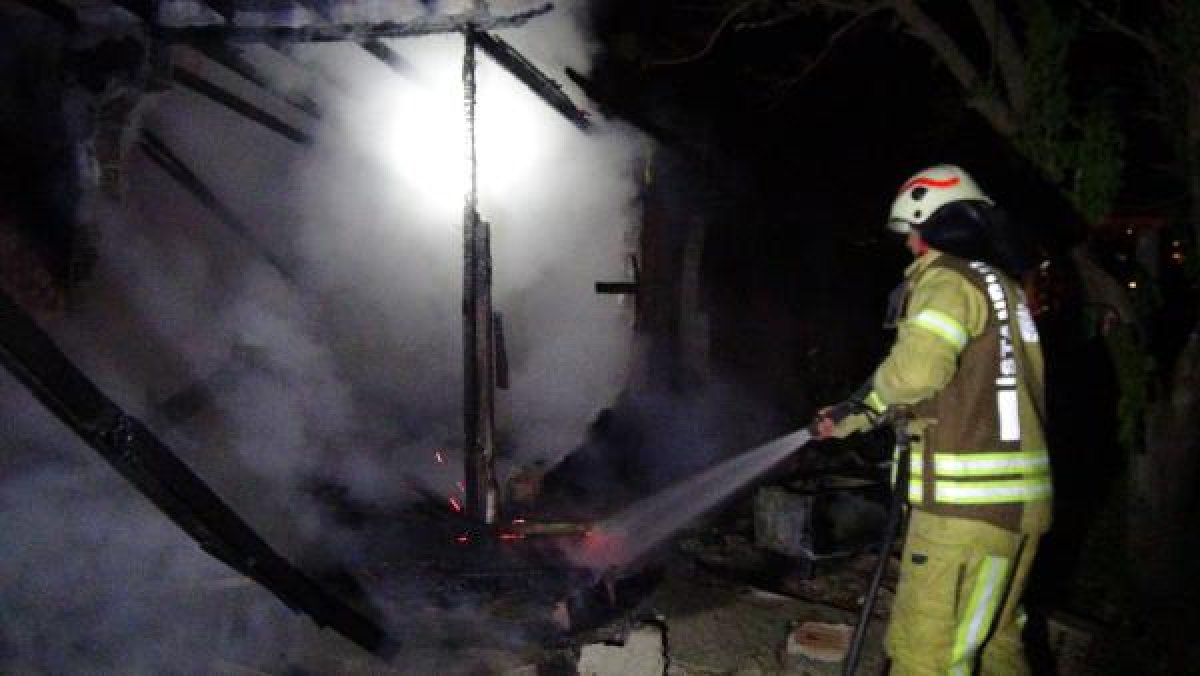 Silivri'de metruk baraka yandı