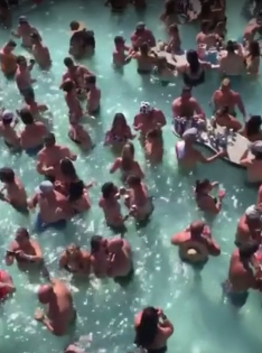 ABD'de düzenlenen havuz partisi tepki çekti