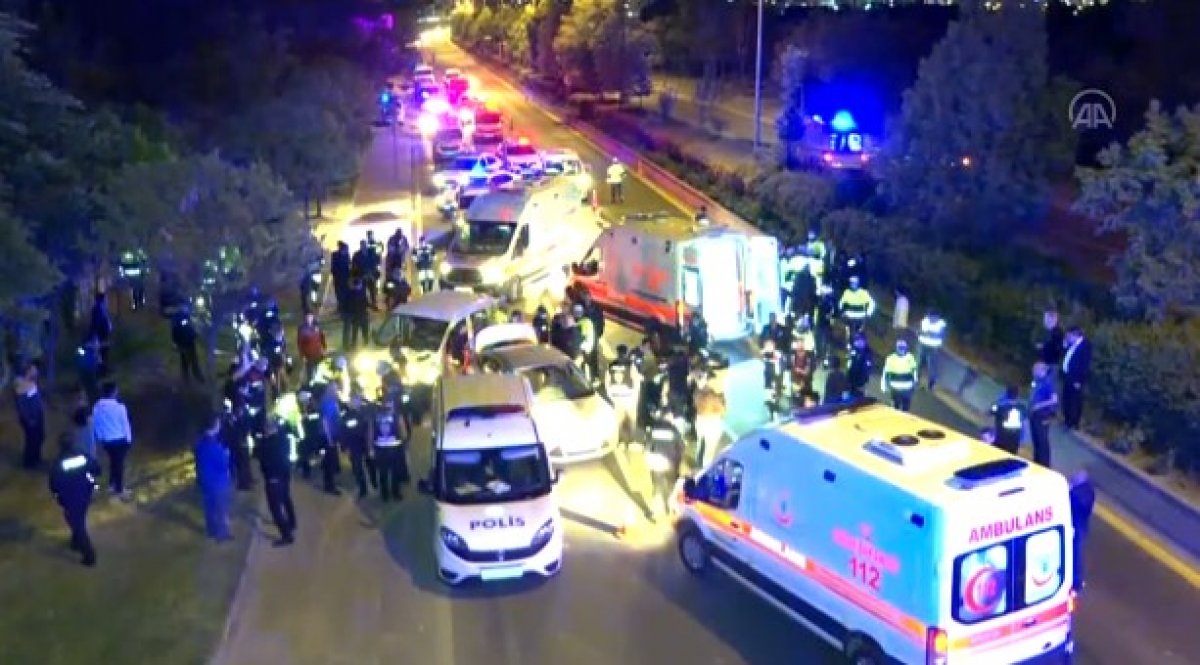 Ankara'da polis uygulama noktasına araç daldı