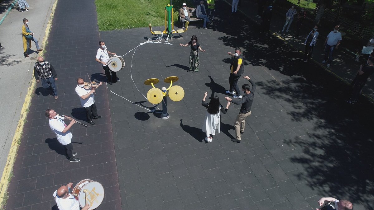 Bursa'da sokağa çıkan yaşlılar, bayramı oynayarak kutladı