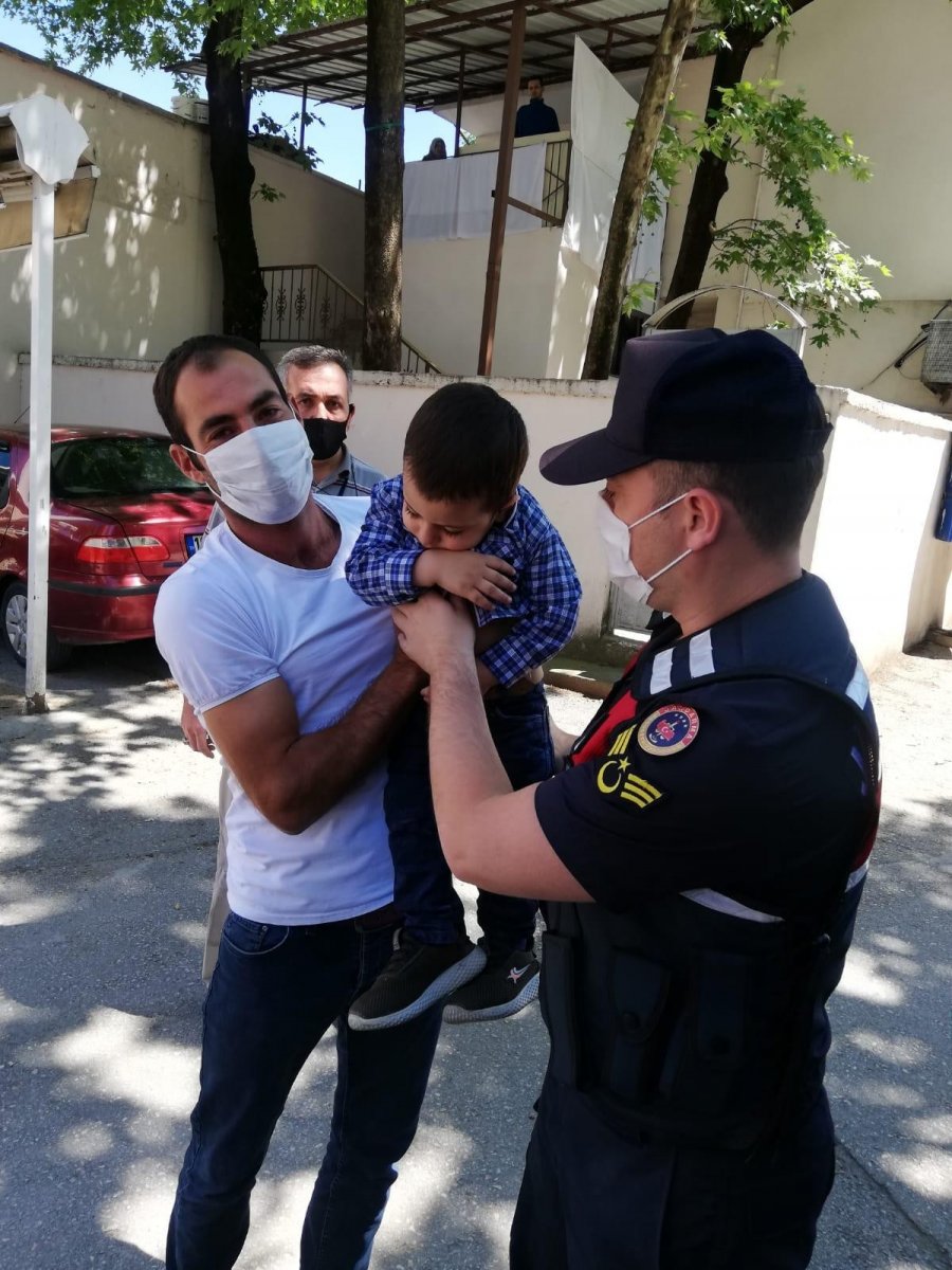 Evden uzaklaşan 1,5 yaşındaki çocuğu jandarma buldu