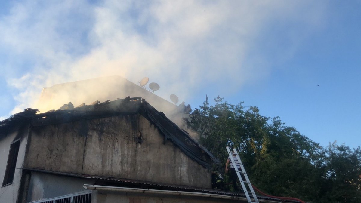 i Bursa'da çıkan yangın bir evi küle çevirdi