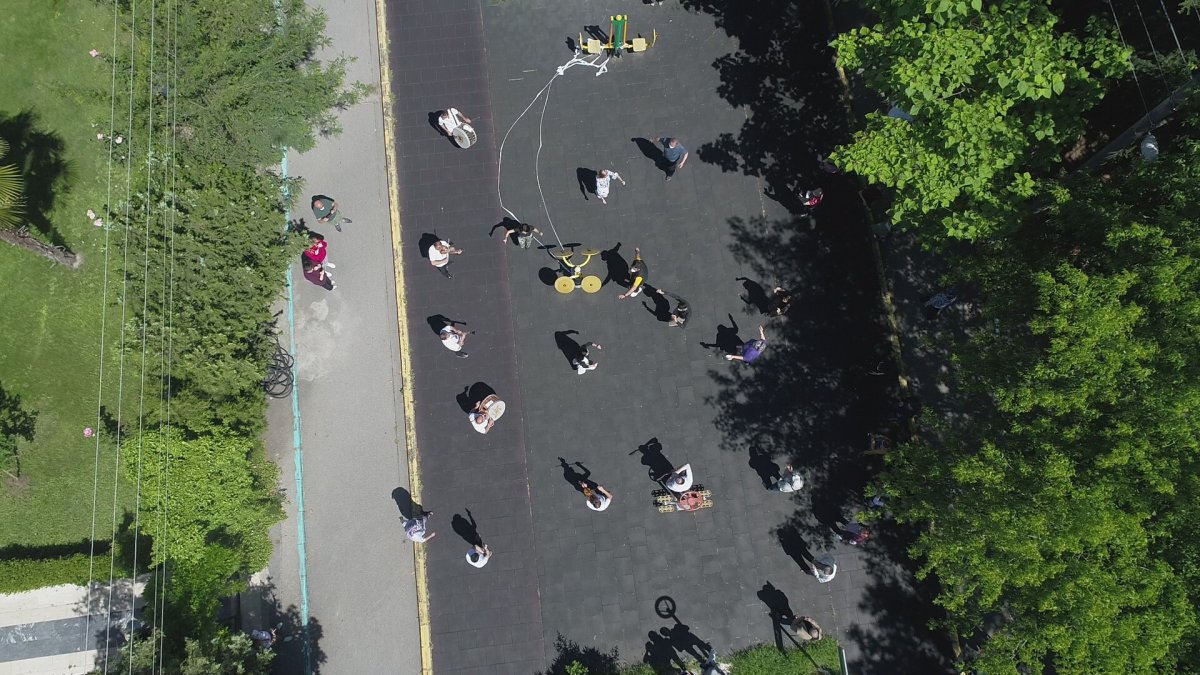 Bursa'da sokağa çıkan yaşlılar, bayramı oynayarak kutladı