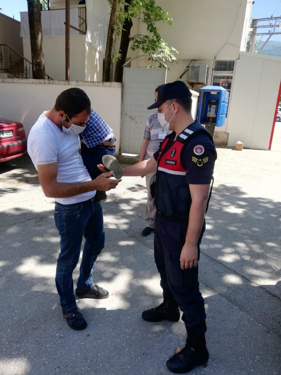 Evden uzaklaşan 1,5 yaşındaki çocuğu jandarma buldu