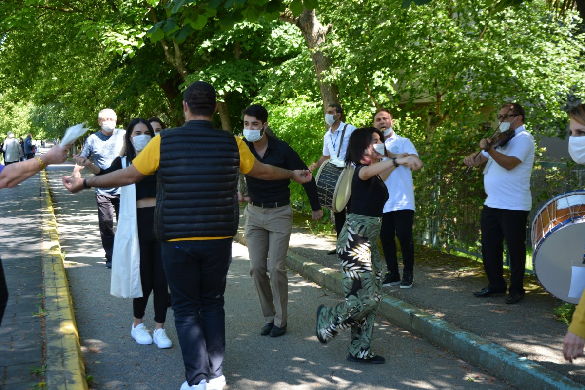 Bursa'da sokağa çıkan yaşlılar, bayramı oynayarak kutladı