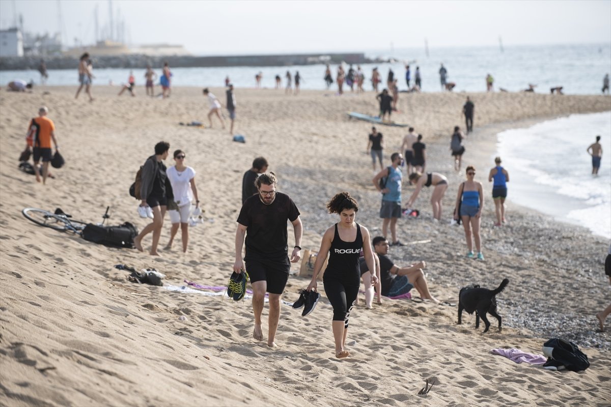 a İspanya'da plajlar kullanıma açıldı