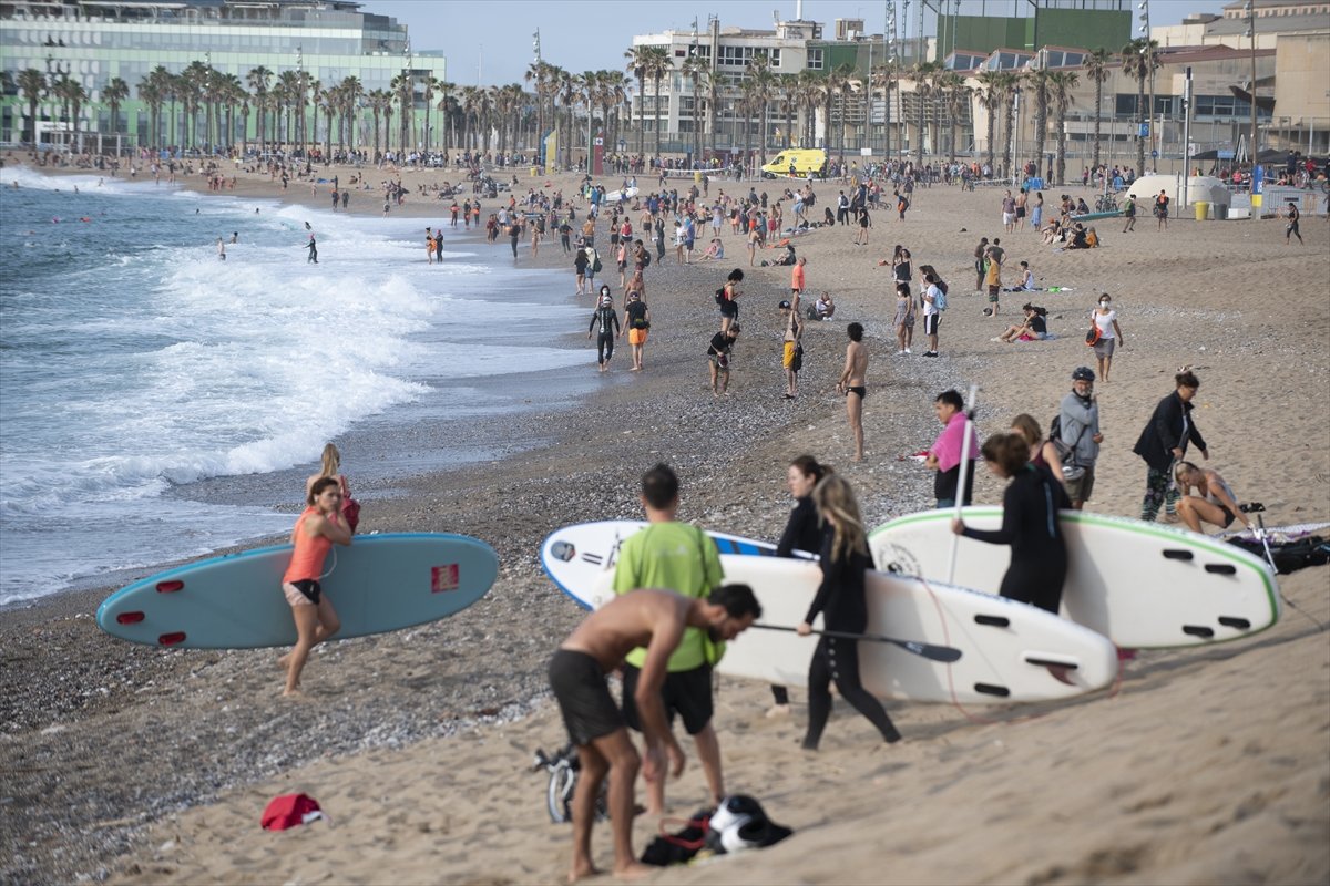 a İspanya'da plajlar kullanıma açıldı