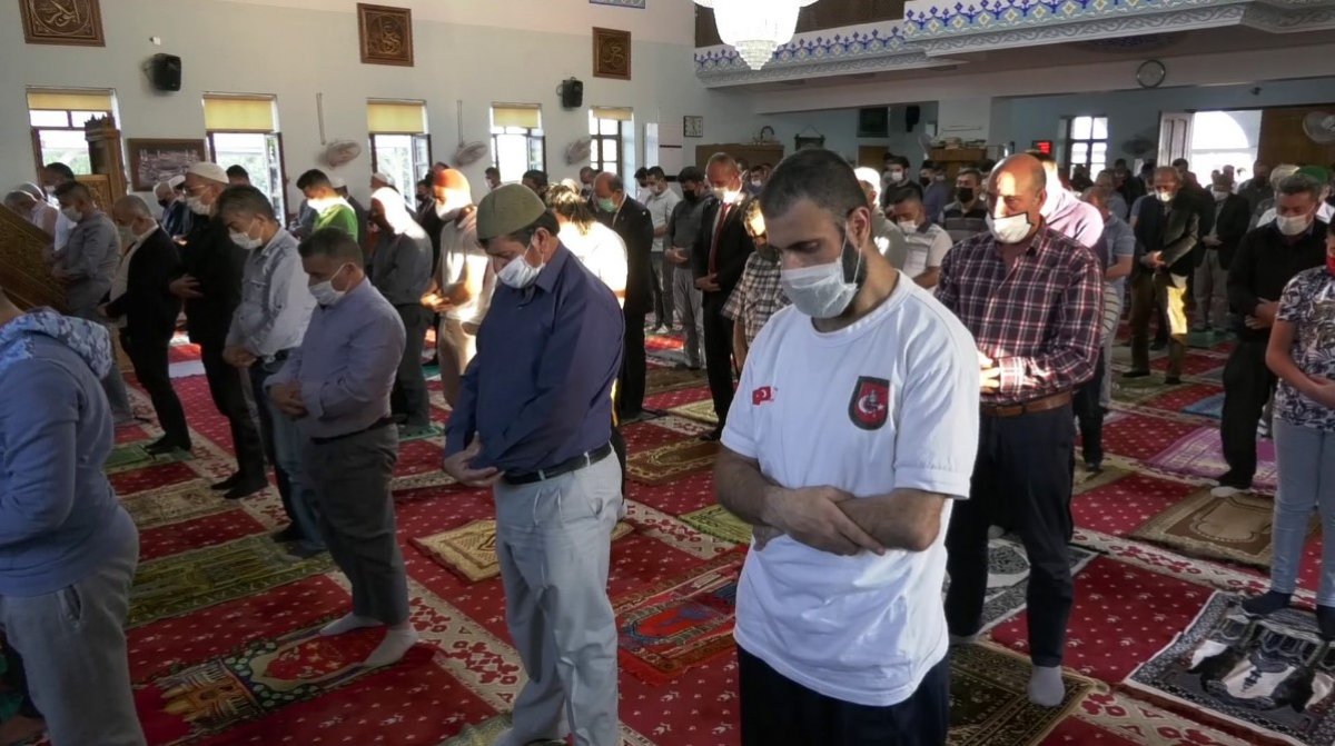 KKTC'de bayram namazında ilginç anlar