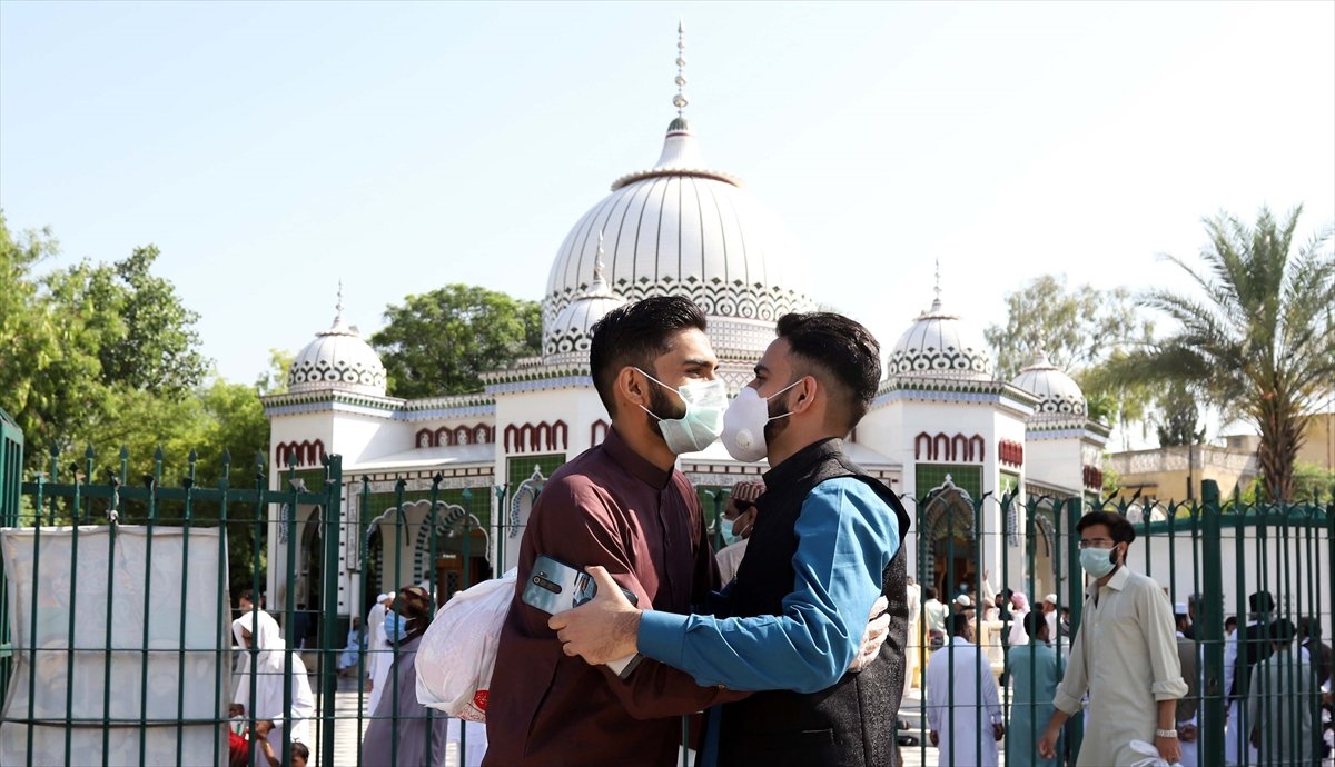 Korona gölgesinde bayram namazı