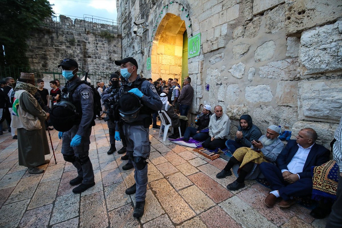 a Korona gölgesinde bayram namazı