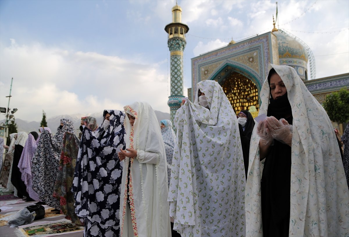 a Korona gölgesinde bayram namazı