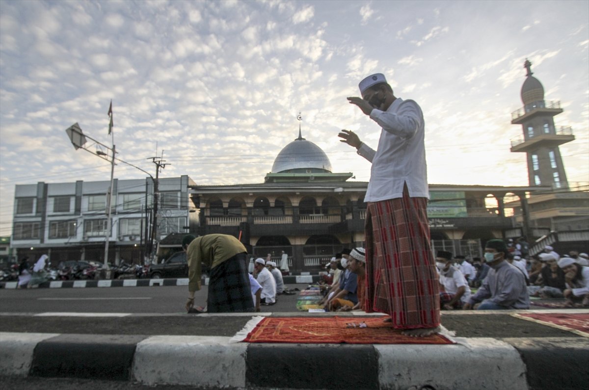 a Korona gölgesinde bayram namazı
