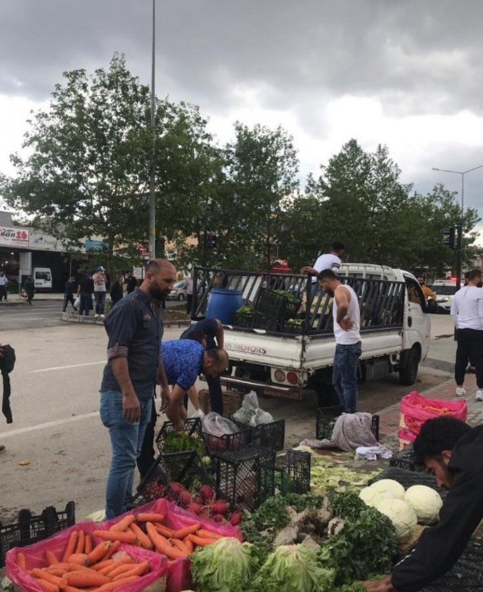 Bursa'da seyyar satıcılar zabıtaya saldırdı