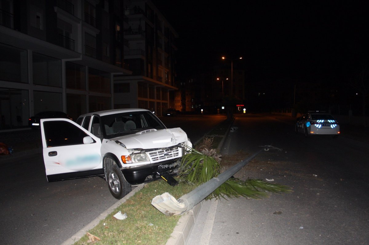 Antalya'da alkol alıp yasağı deldi, boş yolda kaza yaptı