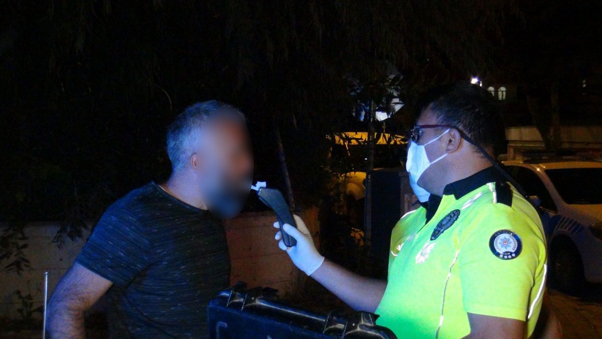 Antalya'da alkol alıp yasağı deldi, boş yolda kaza yaptı