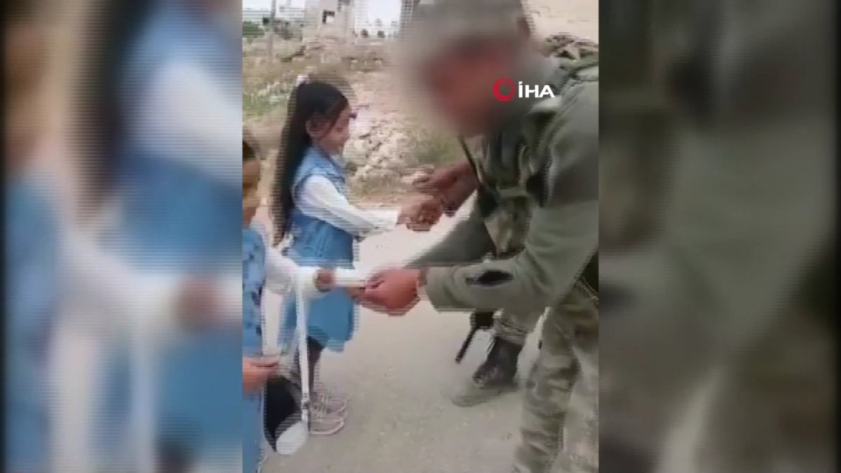 İdlib'de Türk askerlerinden çocuklara bayram harçlığı