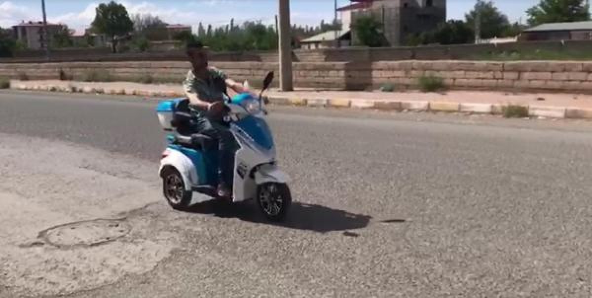 d Iğdır'da akülü bisiklet hediye edilen Azat'ın mutluluğu