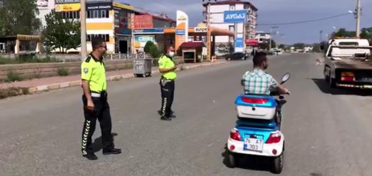 d Iğdır'da akülü bisiklet hediye edilen Azat'ın mutluluğu
