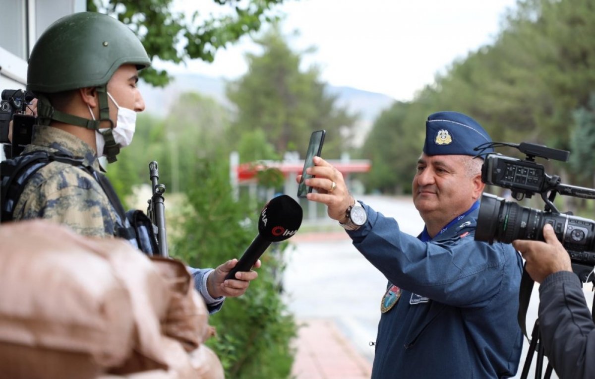 Malatya’da nöbetteki askere komutanından sürpriz
