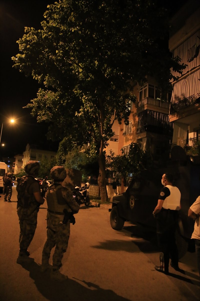 a Antalya'da bir kişi evin odasına kendisini kilitledi