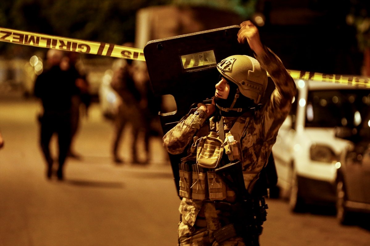 a Antalya'da bir kişi evin odasına kendisini kilitledi