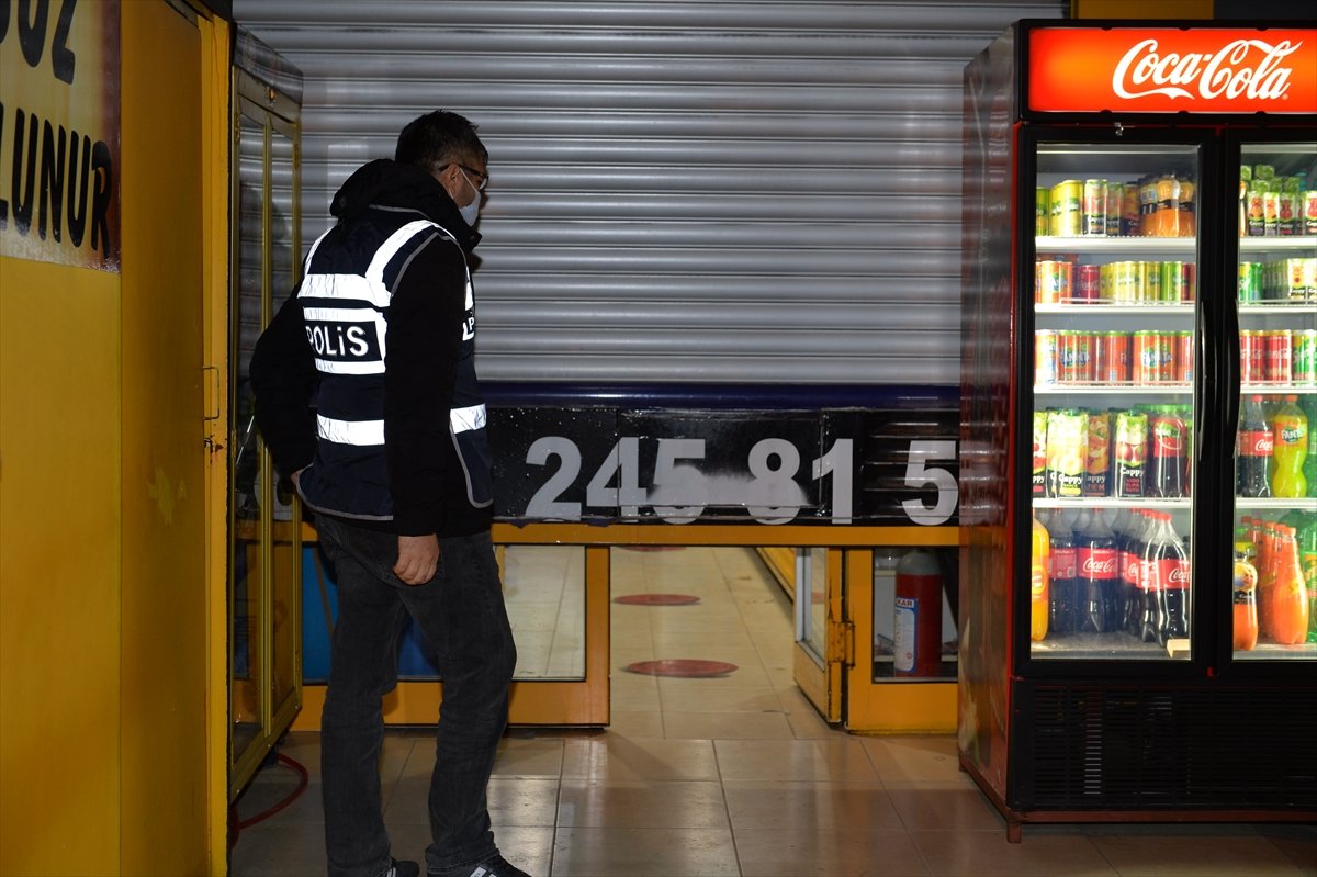 a Polisin çilingirle girdiği tekel bayisi, yine yakalandı