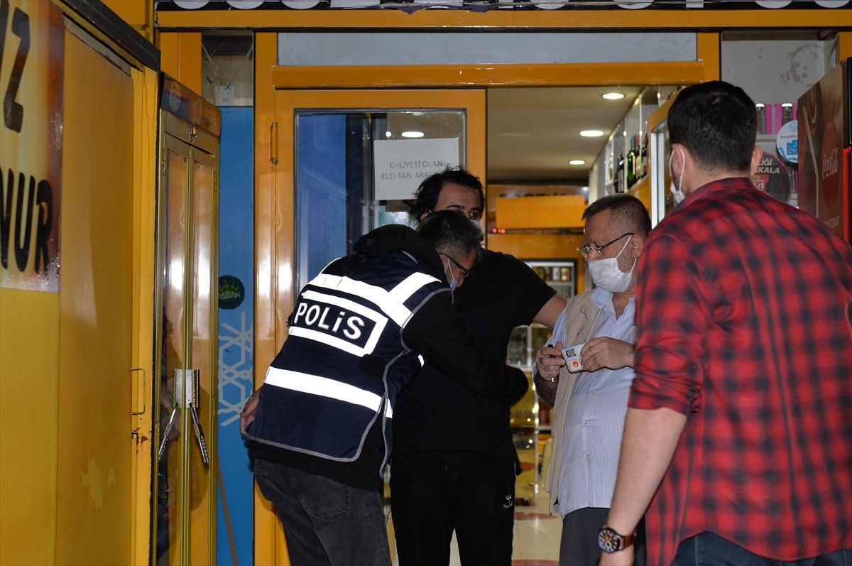 a Polisin çilingirle girdiği tekel bayisi, yine yakalandı