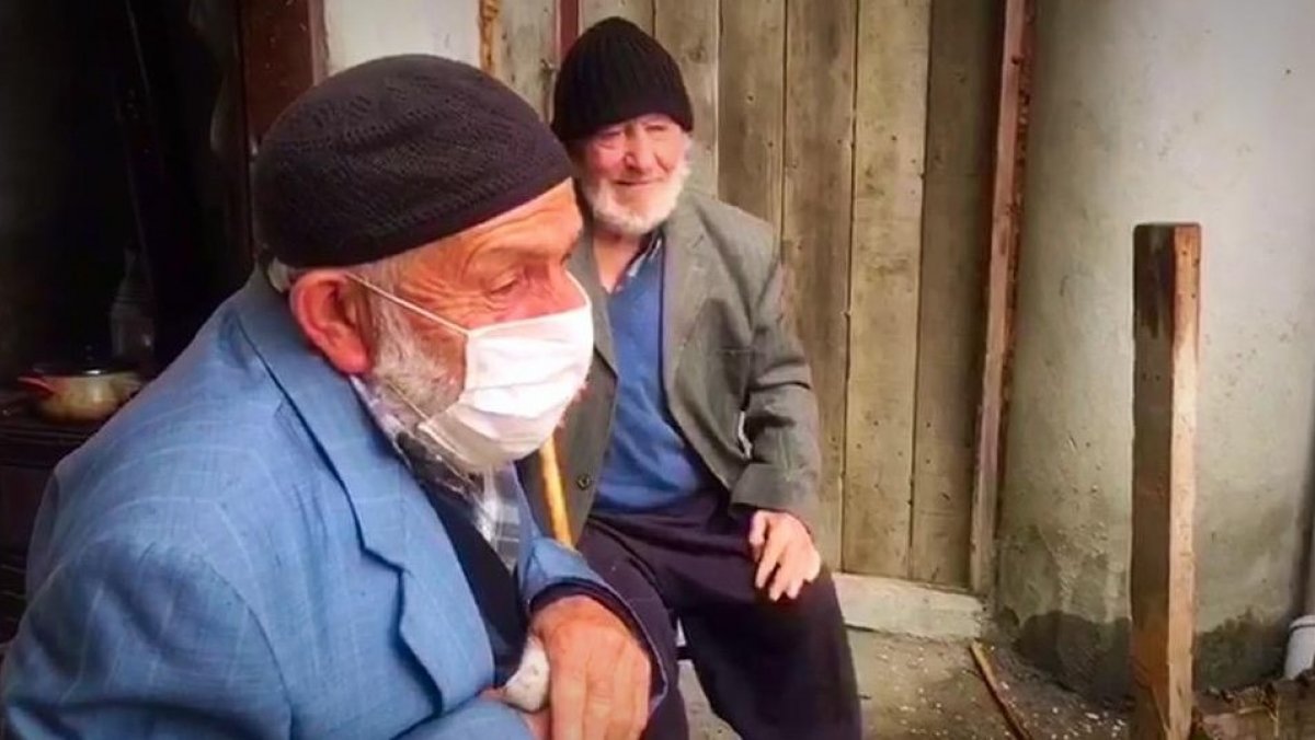 i Korona izninde dostunu görmeye gitti