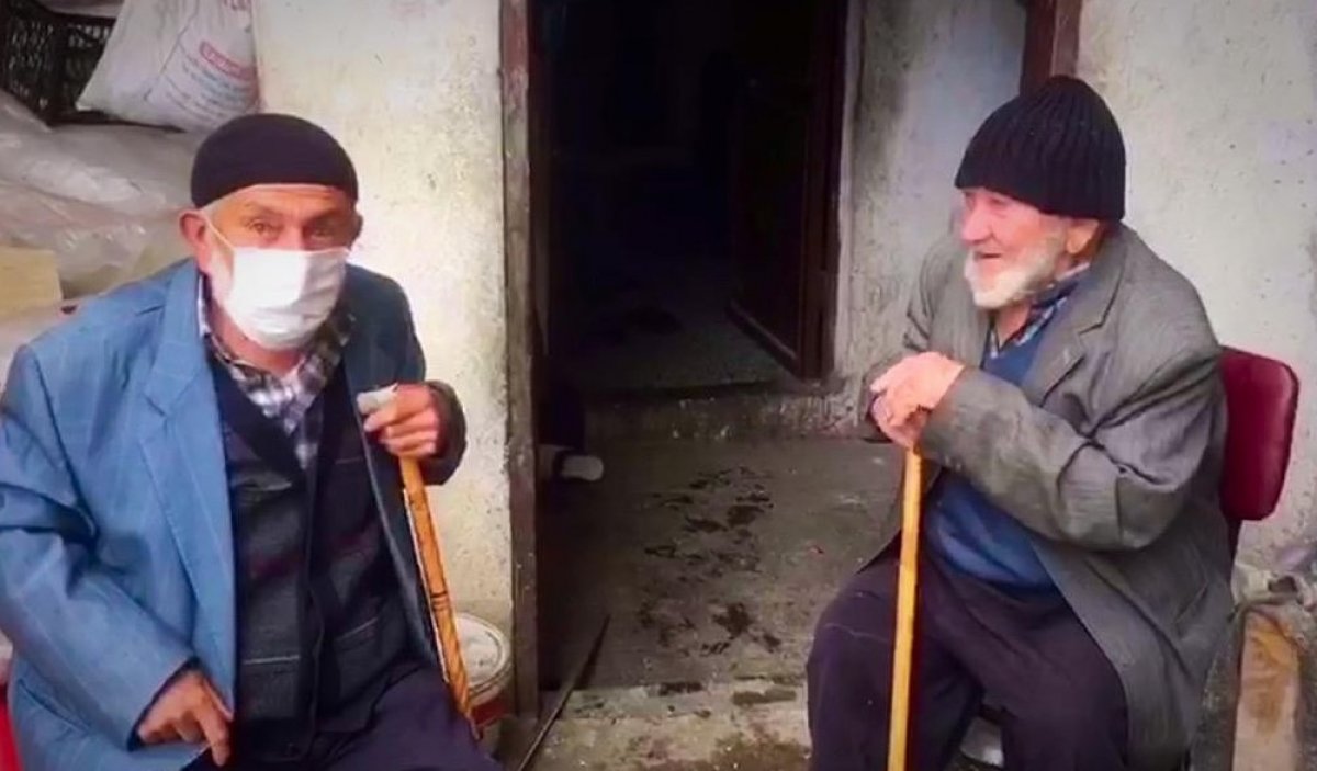 i Korona izninde dostunu görmeye gitti