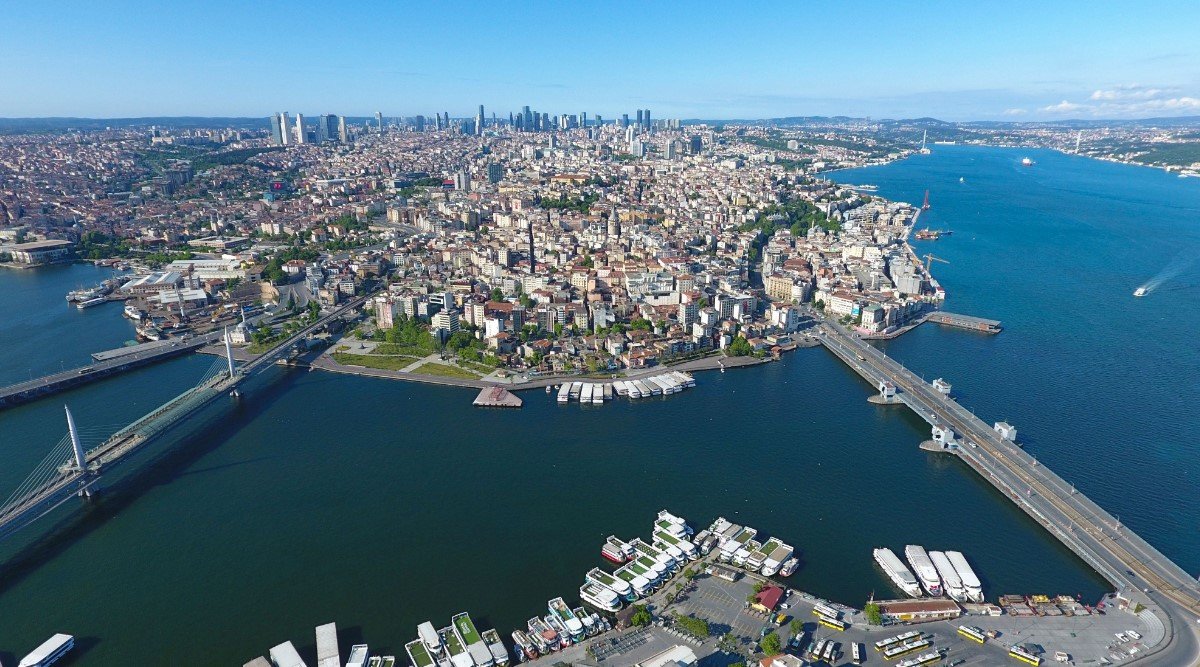 i Kepenklerin indiği İstanbul’da grafitiler konuşuyor